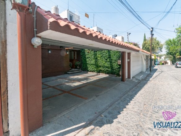 Visualizza Inmobiliaria Tequisquiapan Casa en Venta en calle cerrada de 3 recamaras y 3 lugares de estacionamiento %